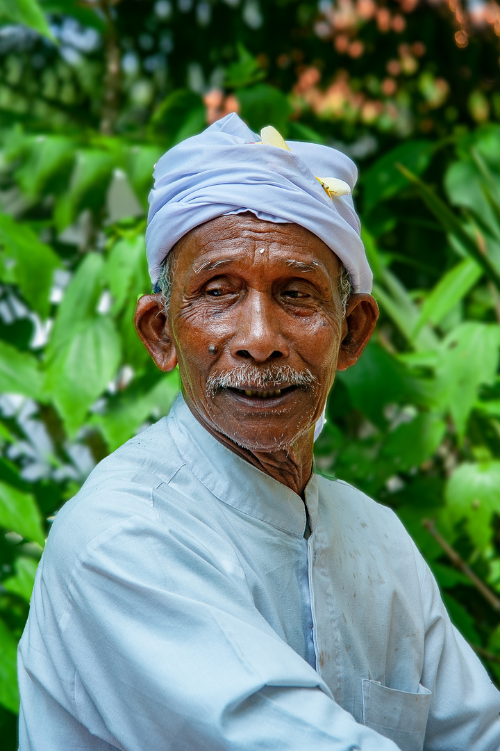 Pemangku priest in Sembung temple