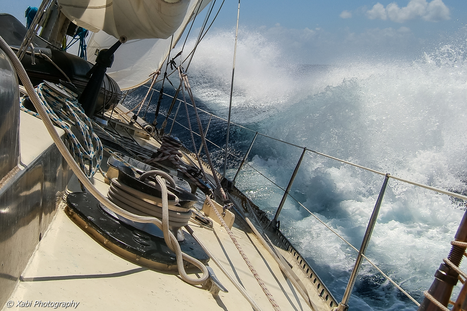 Pen Duick VI au près serré dans l'Atlantique Sud