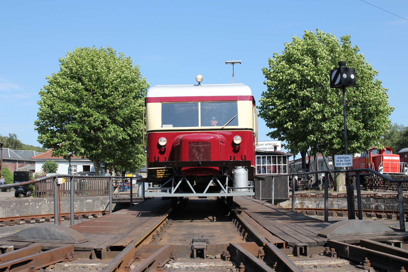 Pendeltriebwagen auf dem Weg in den Schuppen