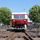 Pendeltriebwagen auf dem Weg in den Schuppen