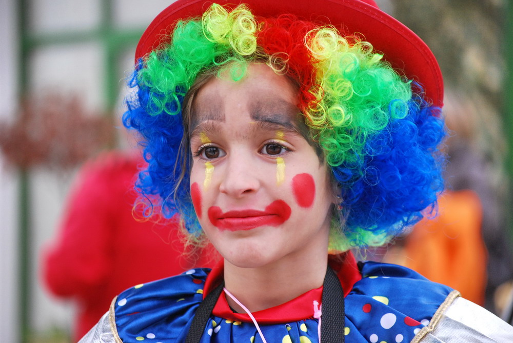 Penelope smiles to her teacher . Penelope sorride alla sua maestra Carnevale di Lefkada 2009