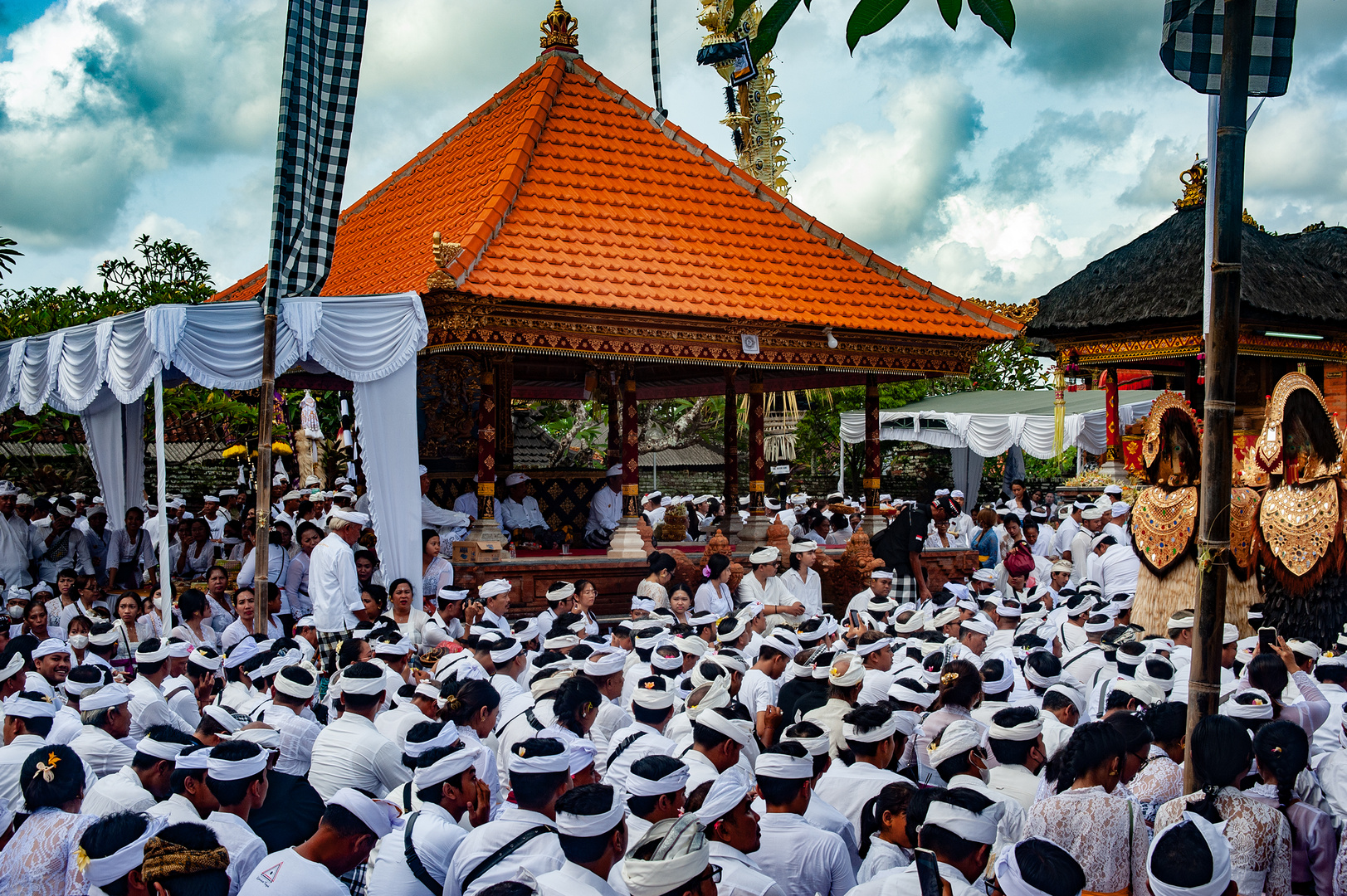 Pengerebongan inside scene