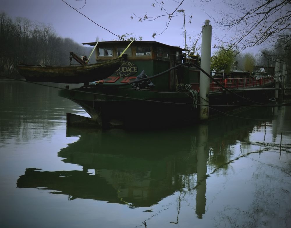 Péniche à quai