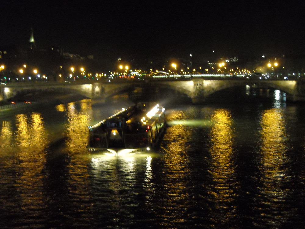 péniche sur la Seine vue de nuit