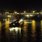 péniche sur la Seine vue de nuit