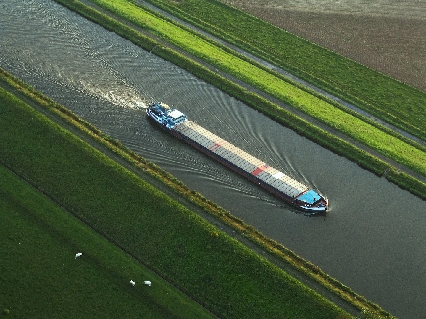 Péniche sur le canal Charleroi-Bruxelles