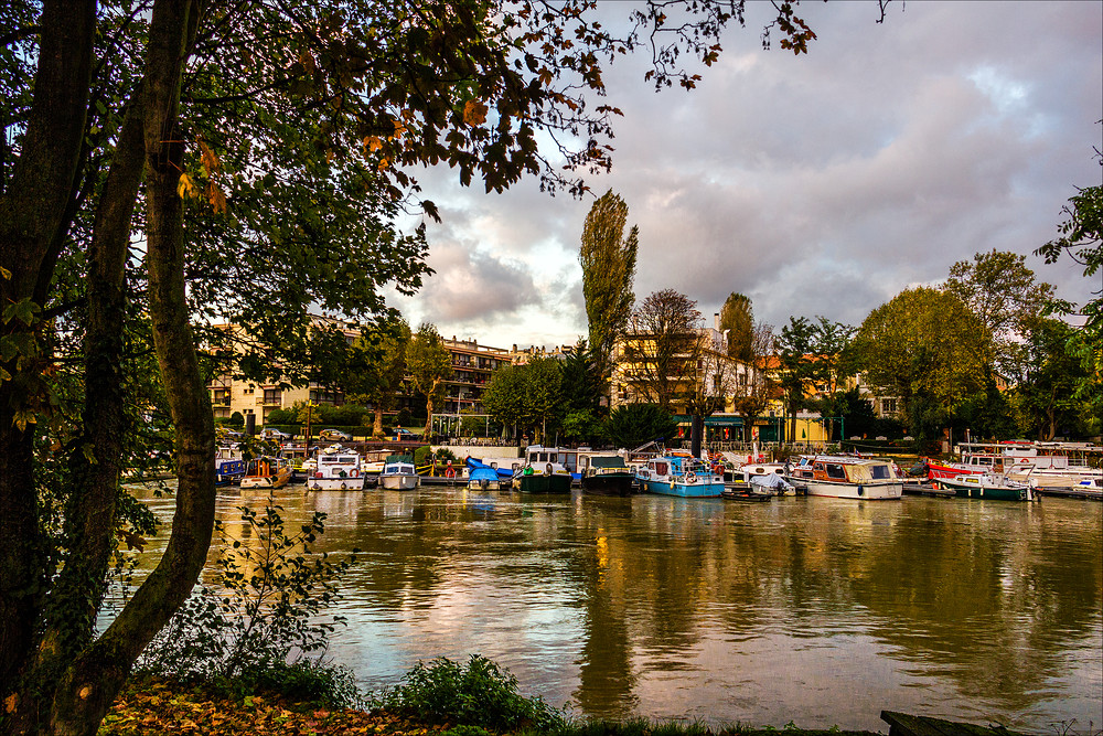 Péniches à quai . Joinville le pont .