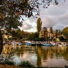 Péniches à quai . Joinville le pont .