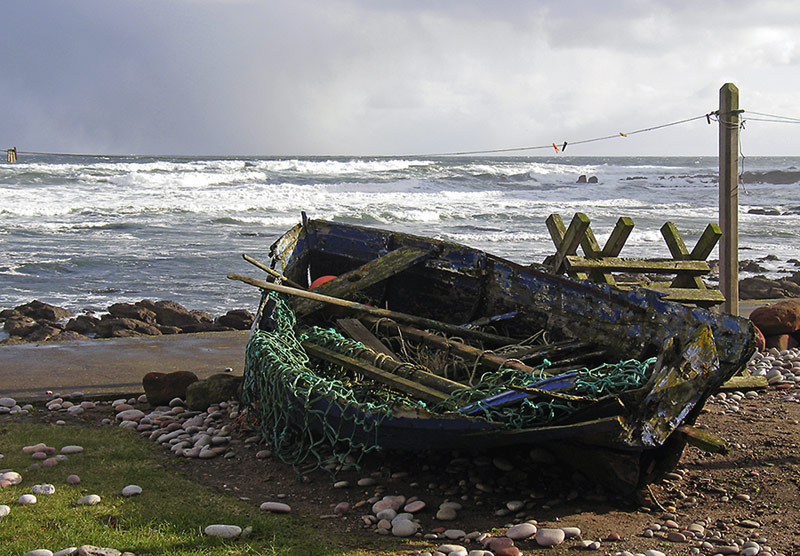 Pennan, Schottland – Dem Zerfall überlassenes Fischerboot