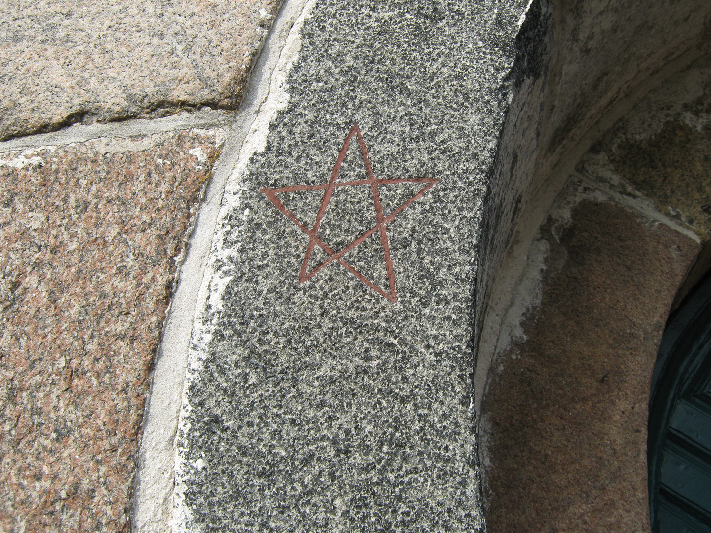 Pentagramm ( Drudenfuss ) aus dem Mittelalter an einer friesischen Kirche