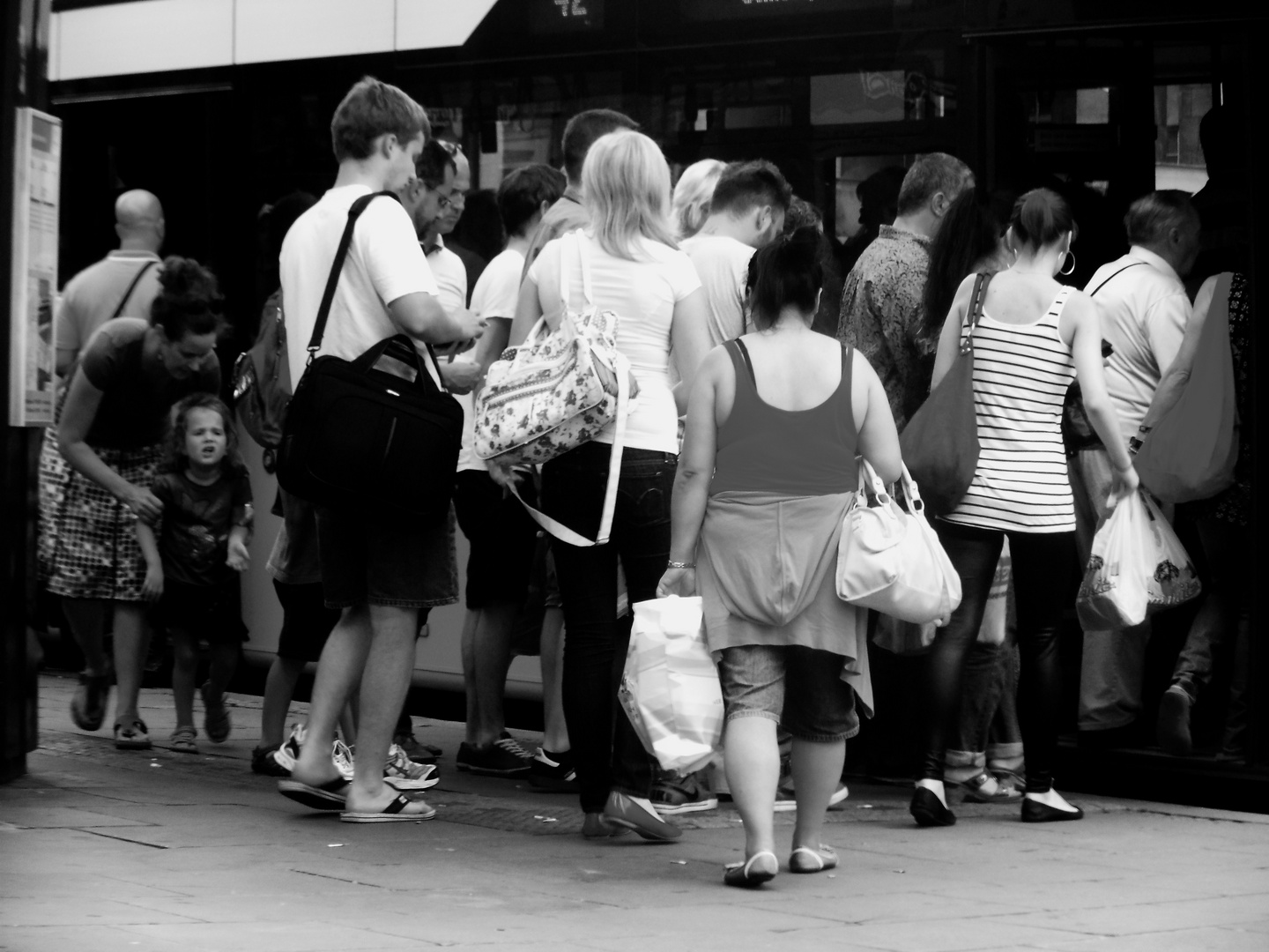 People 16 drängen in den Bus.....