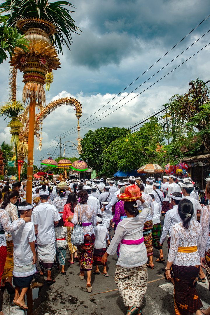 People march to the temple