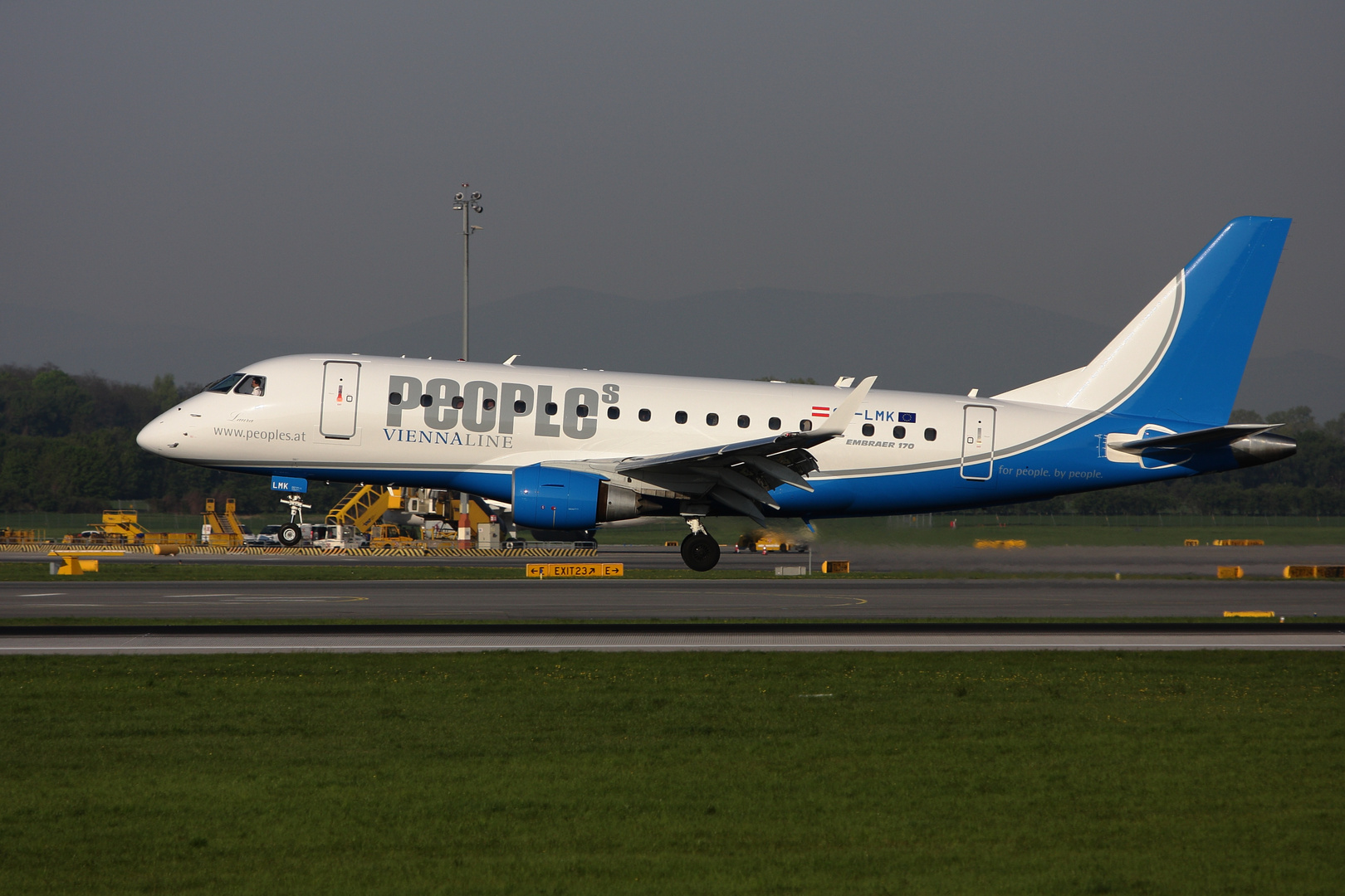 People's Viennaline Embraer 170 OE-LMK...