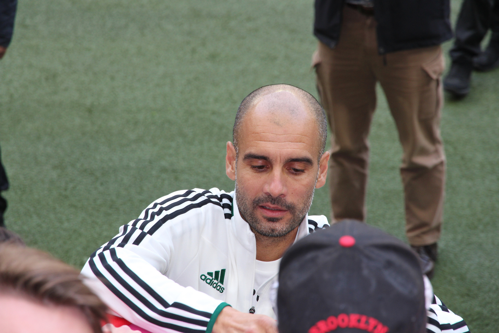 Pep Guardiola beim Autogramme geben.