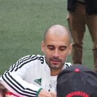 Pep Guardiola beim Autogramme geben.