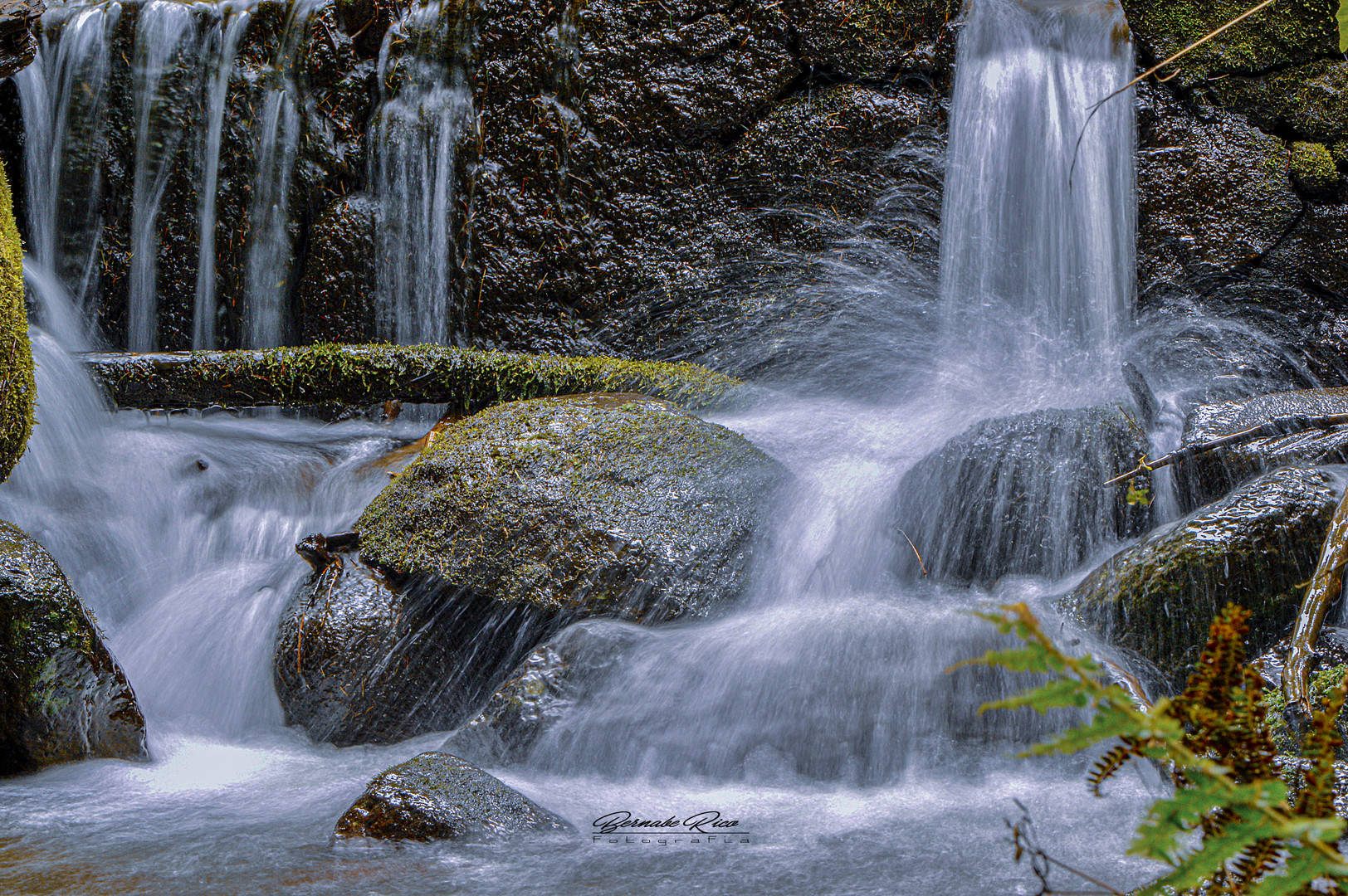 pequeña caída de agua