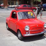 Pequeño auto rojo