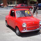 Pequeño auto rojo