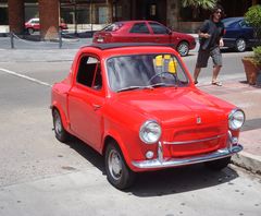 Pequeño auto rojo