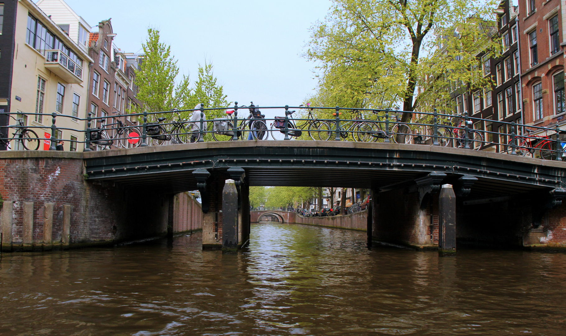 per Boot durch die Grachten von Amsterdam ... Klein Venedig