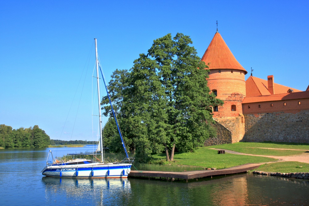 Per Boot zur Burg