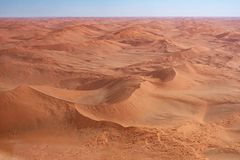 per Flugzeug über die Namib