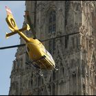 Per Hubschrauber auf den Stephansdom in Wien