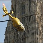 Per Hubschrauber auf den Stephansdom in Wien