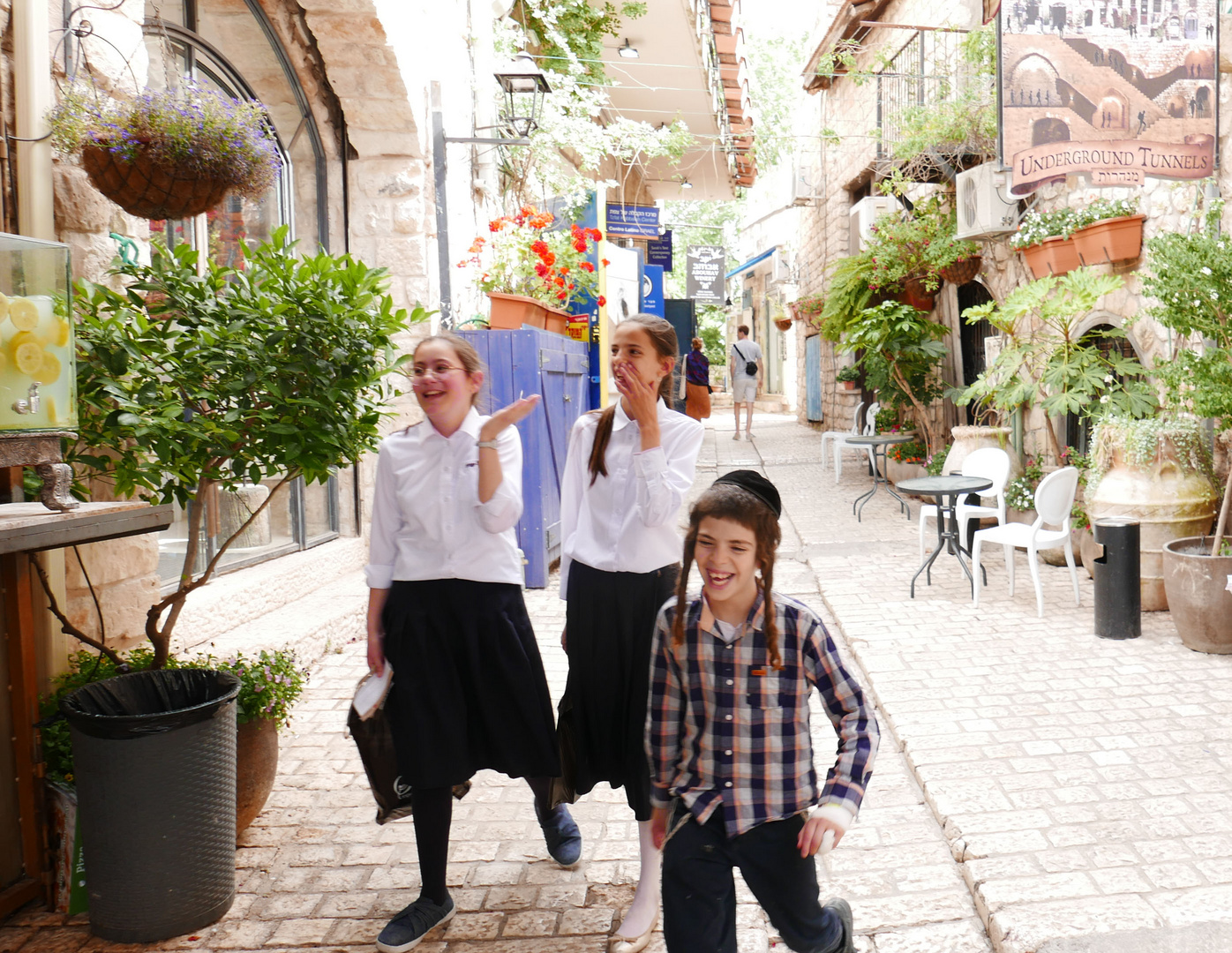 per le strade di Safed giovani ortodossi