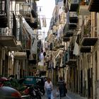 Per le vie di Cefalù. Il caos, sembra uno spezzone delle vie di Napoli.