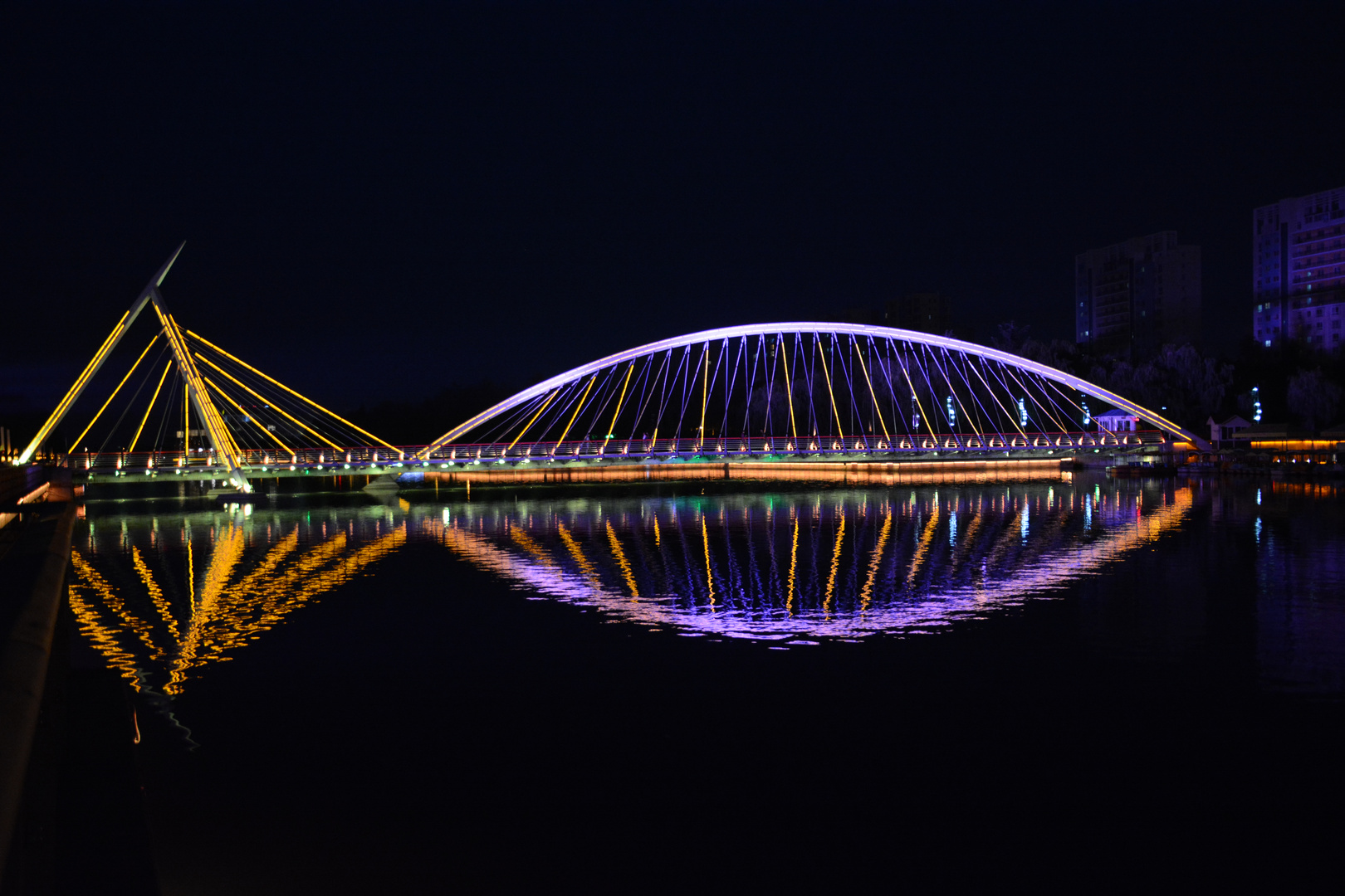 Per le vie di Qingdao (Cina) - the Fish Bridge