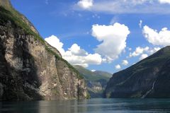 per Schiff durch den Geirangerfjord