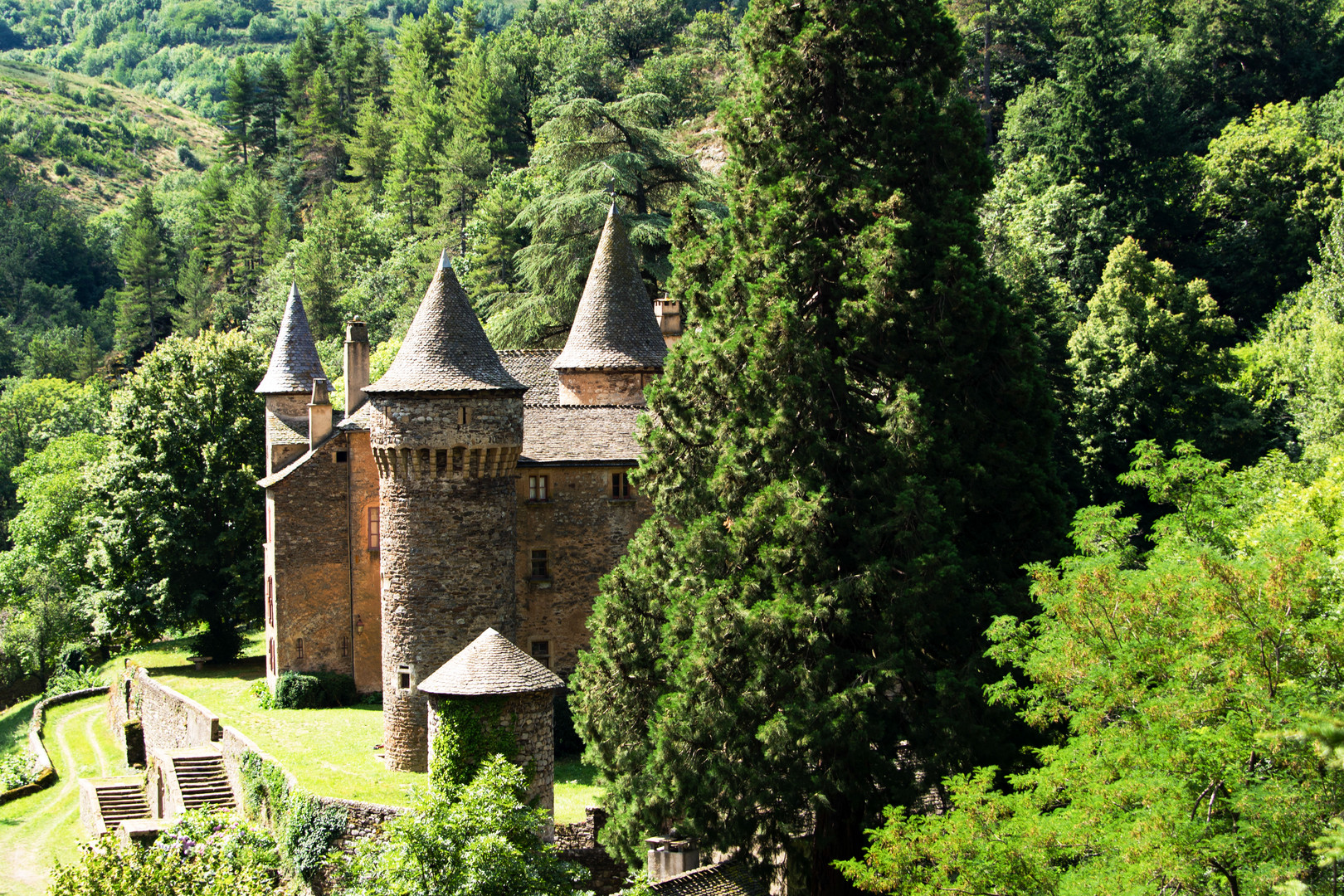 Perdu dans la nature, le Château du Champ-Altier - 1