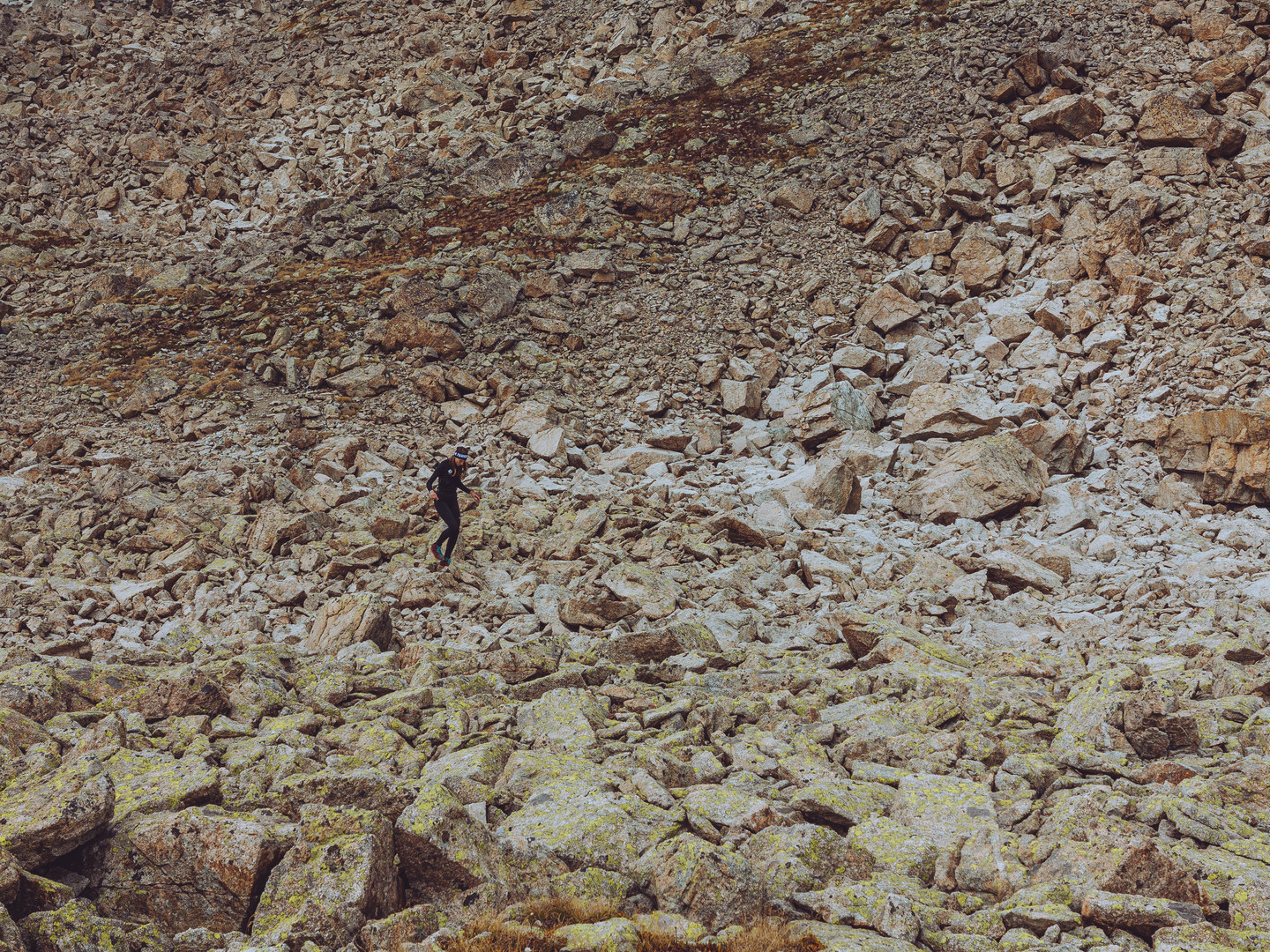 perdue entre les rochers