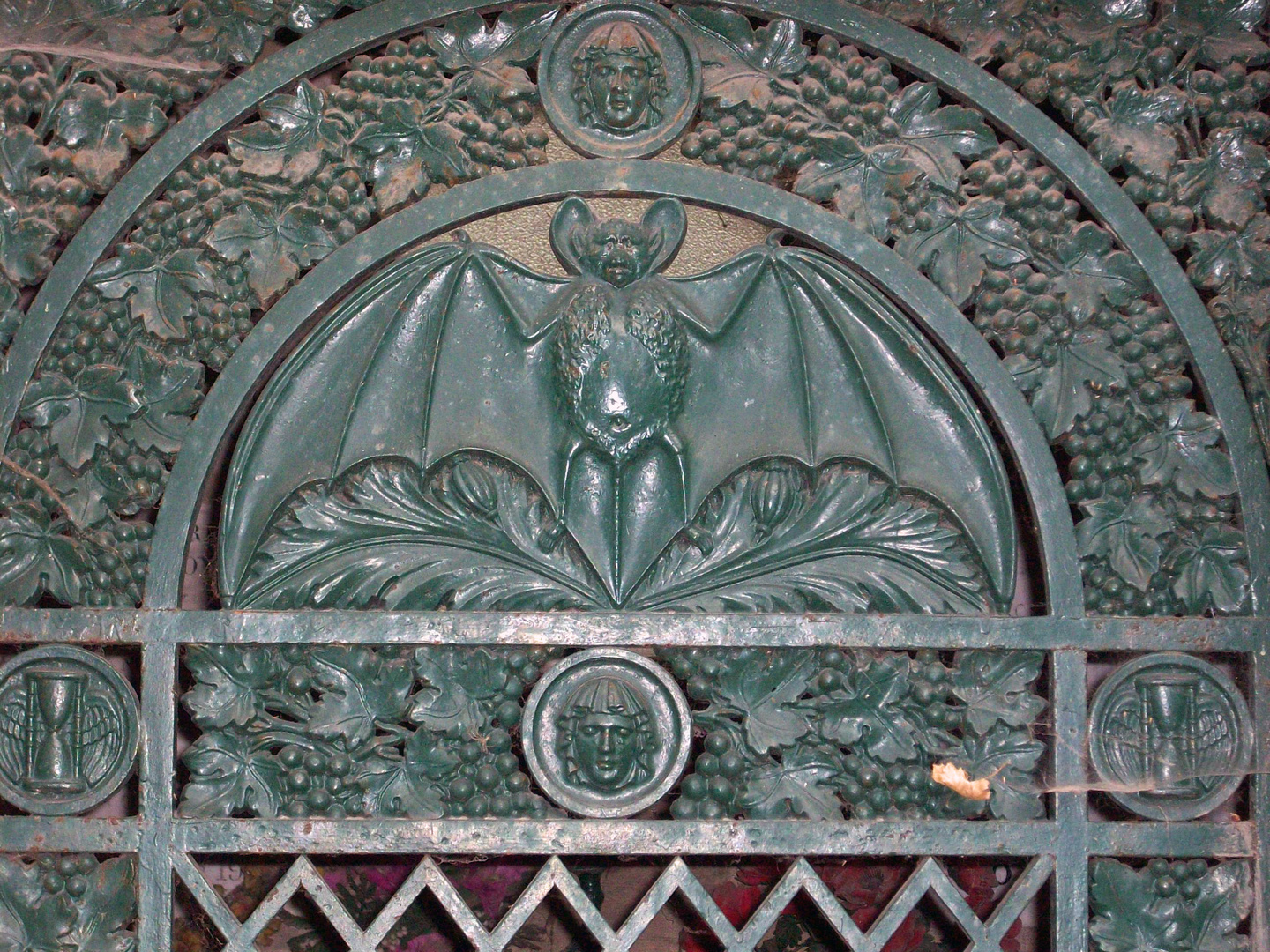 Pere la Chaise Bat