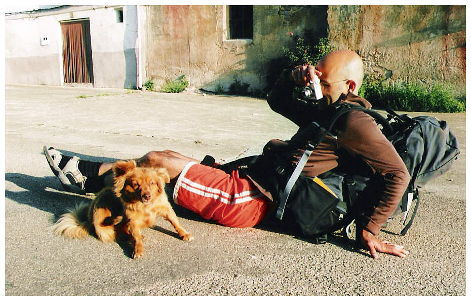 Peregrino tirando fotos de um cachorrinho (Camino francés, 6)