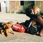 Peregrino tirando fotos de um cachorrinho (Camino francés, 6)