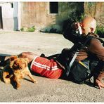 Peregrino tirando fotos de um cachorrinho (Camino francés, 6)