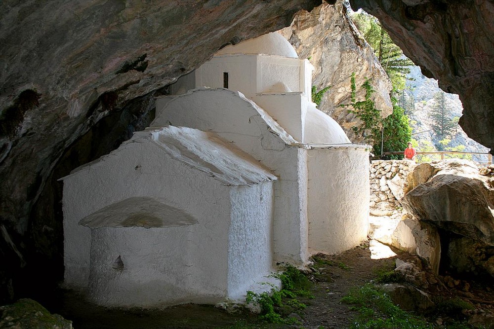 Perfekt in die Felswand am Nordhang des Kerkismassivs integriert: