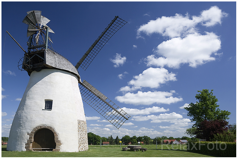 "Perfekt restauriert" - Historische Windmühle an der Westfälischen Mühlenstraße vor Wolkenstimmung