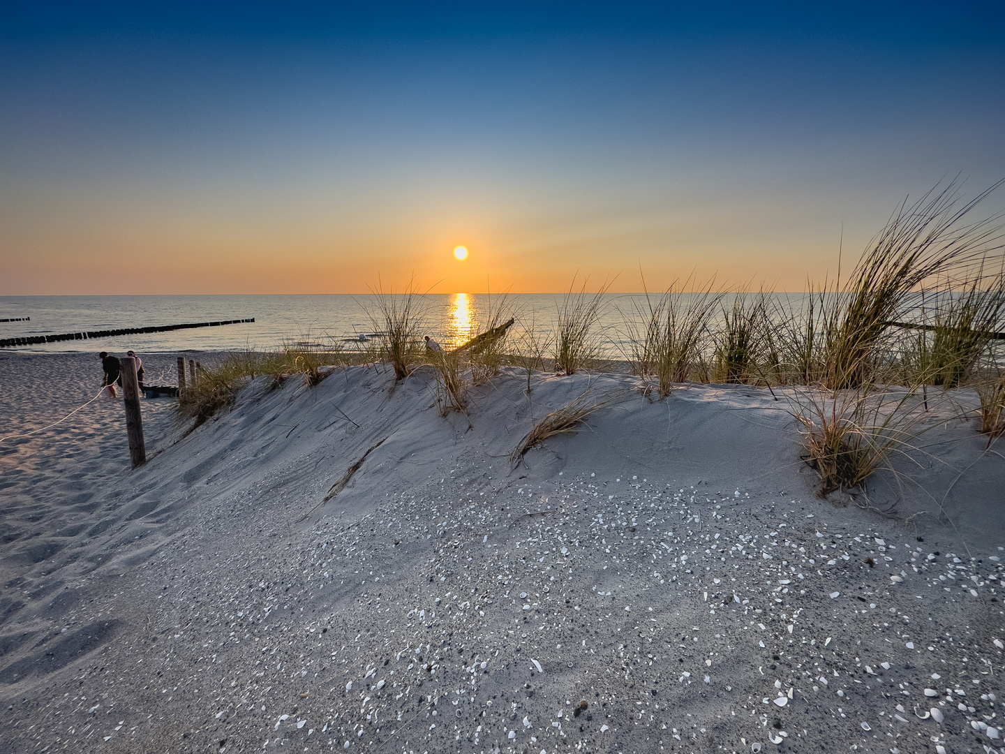 Perfekte Abendsonne am sonnigen Strand