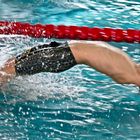 perfekter Startsprung zum Rückenschwimmen