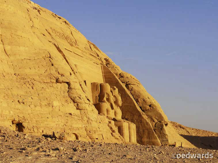 Perfil de los colosos en Abu Simbel