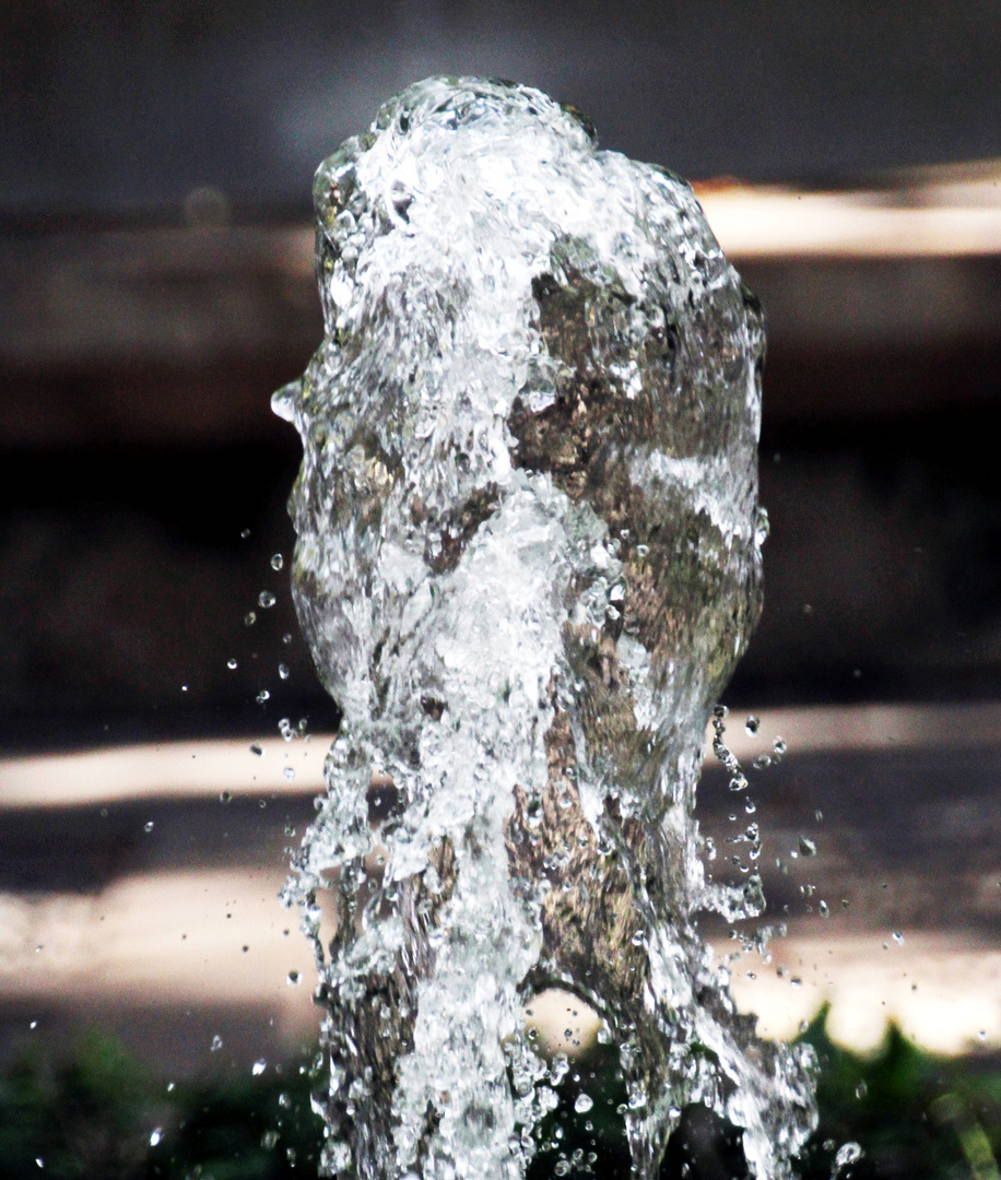 Perfil de mujer cristalina como el agua