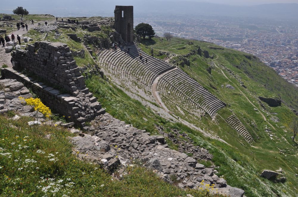 Pergamon: Blick auf das Theater und die Akropolis