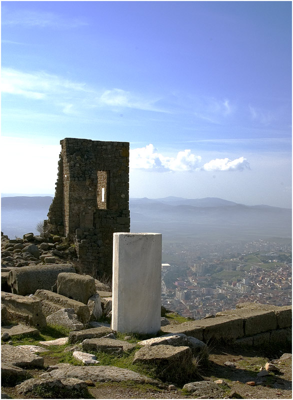 Pergamon über der Ortschaft Bergama