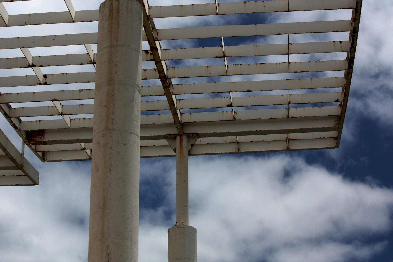 pérgola metálica a la vera del mar