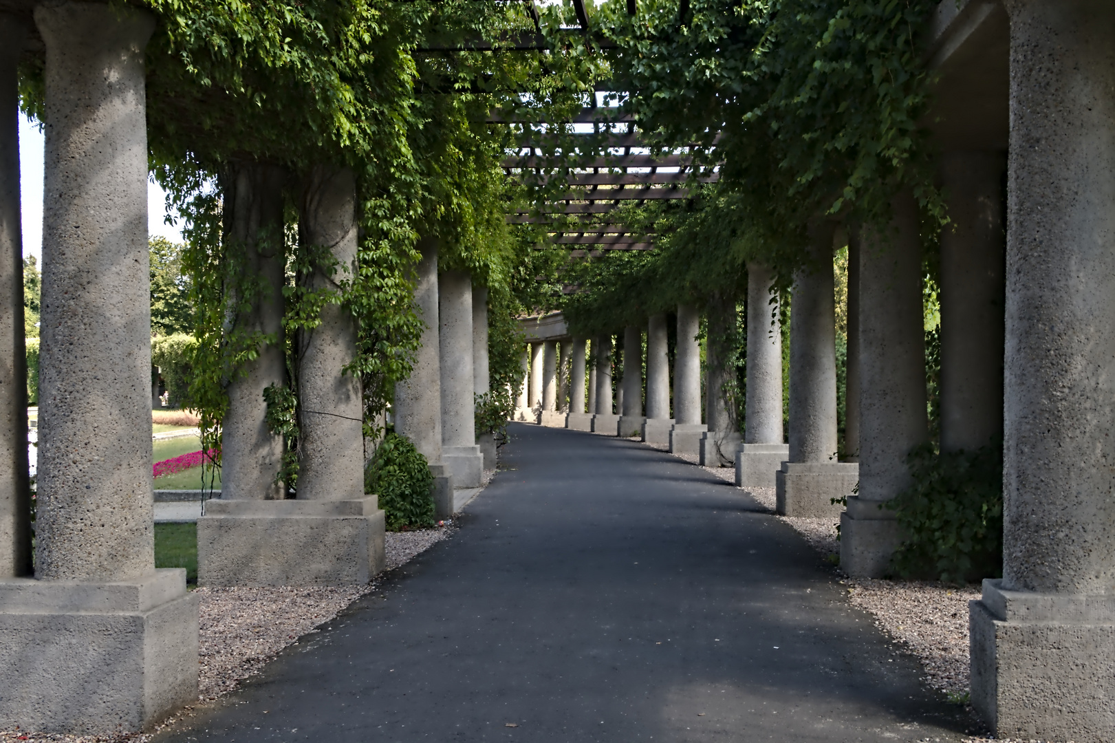 Pergolagang an der Jahrhunderthalle in Breslau