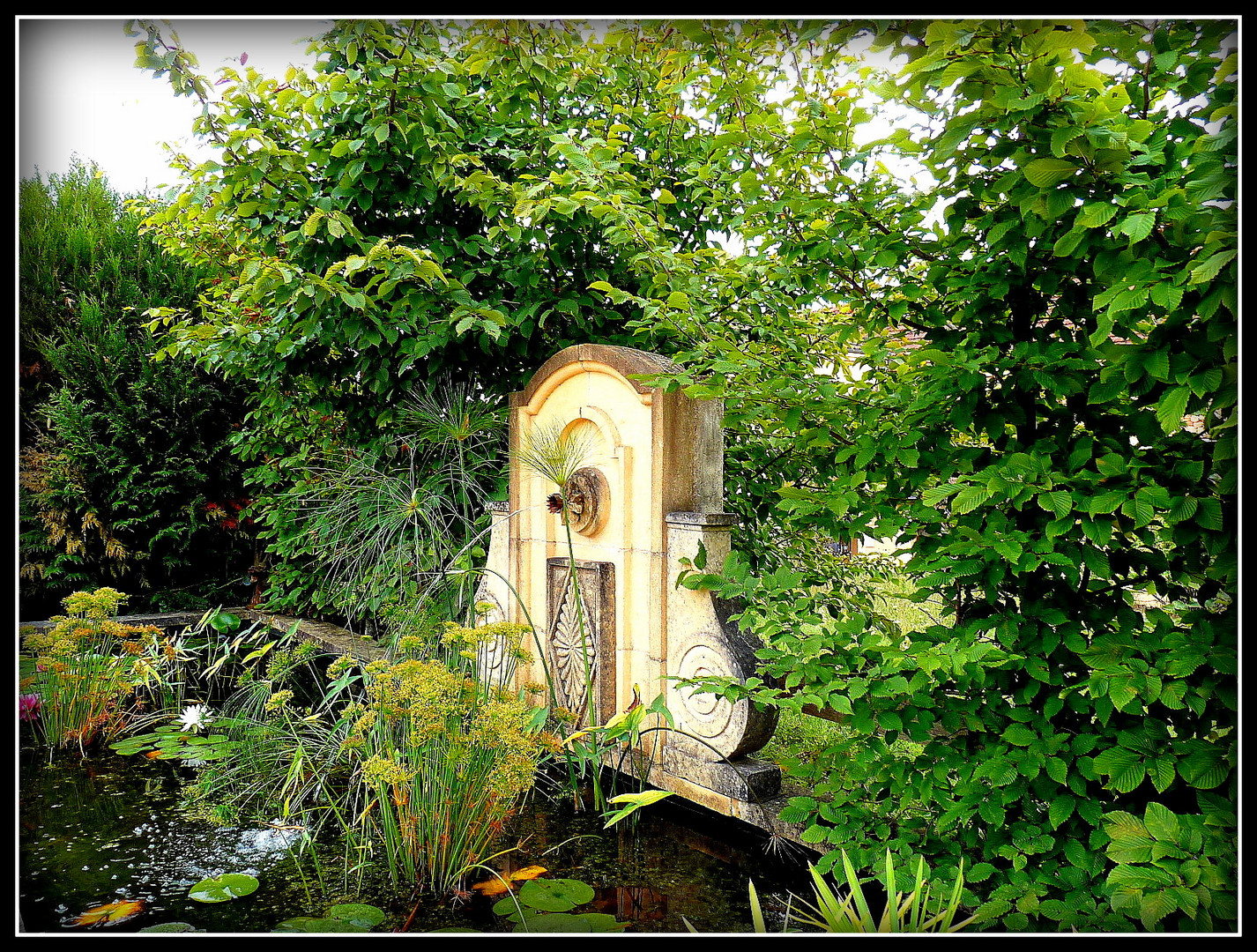 PérigordUne fontaine dans le jardin 