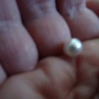 Perle in der Hand